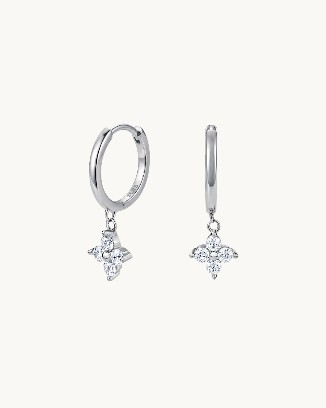 L'Éclat Floral Argenté — Boucles d'oreilles créole charm fleur cristaux argentées en argent 925 | Maison Orynn