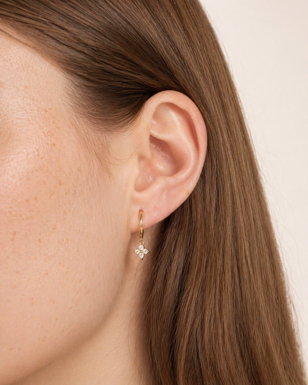 L'Éclat Floral Doré — Boucles d'oreilles créole charm fleur cristaux dorées en argent 925 | Maison Orynn