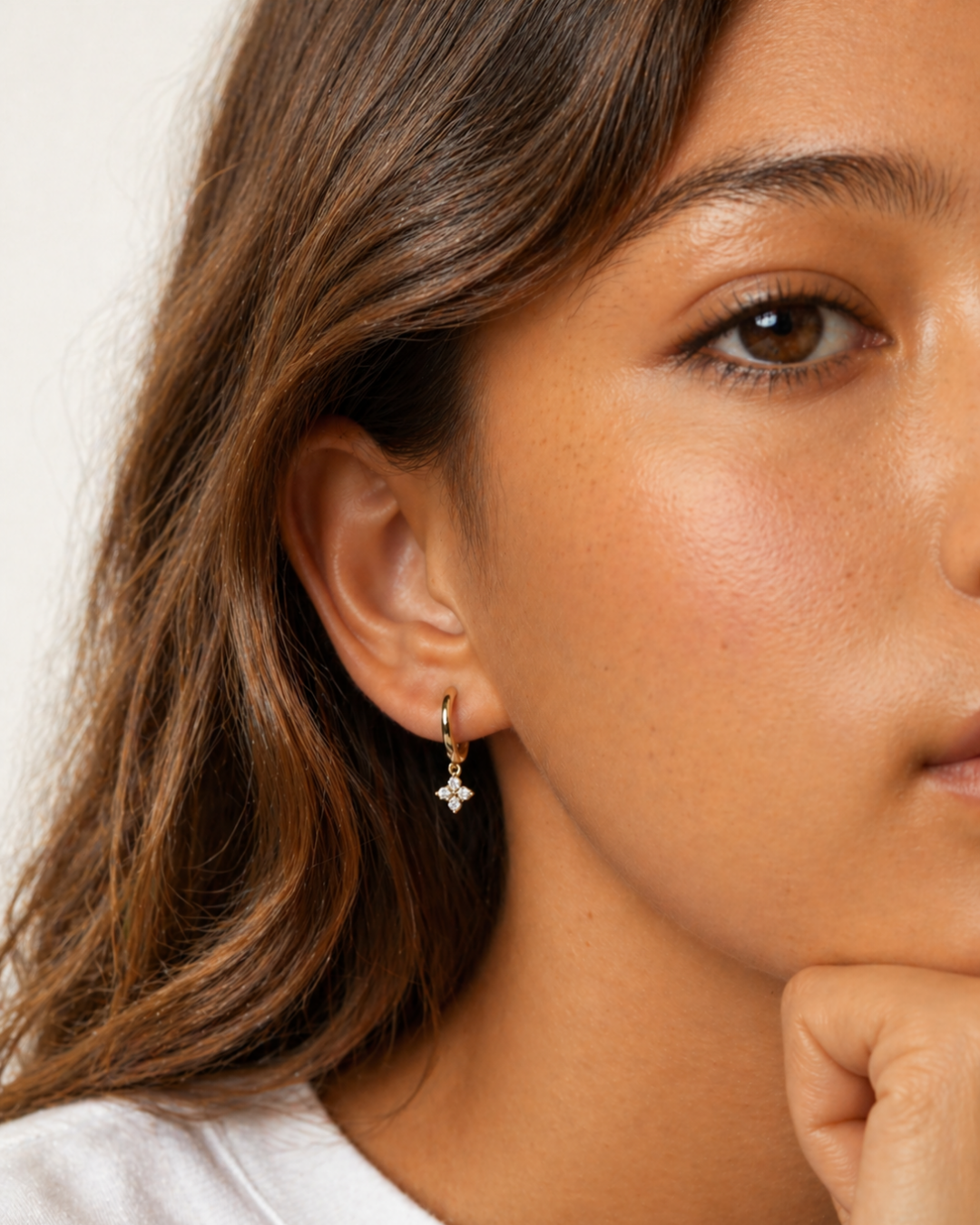 L'Éclat Floral Doré — Boucles d'oreilles créole charm fleur cristaux dorées en argent 925 | Maison Orynn