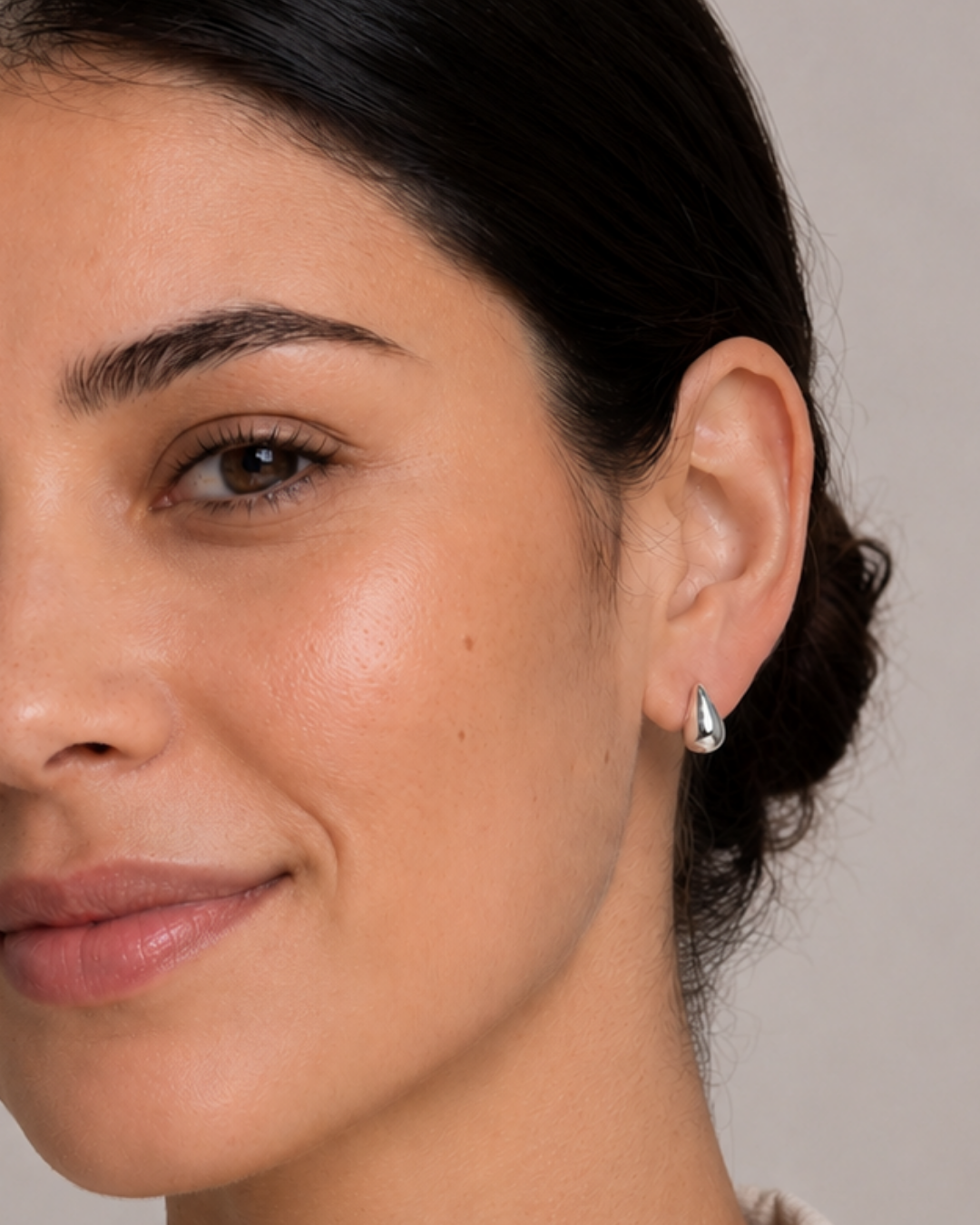L'Éclipse Argenté — Boucles d'oreilles pendantes goutte bombée argentées en argent 925 | Maison Orynn