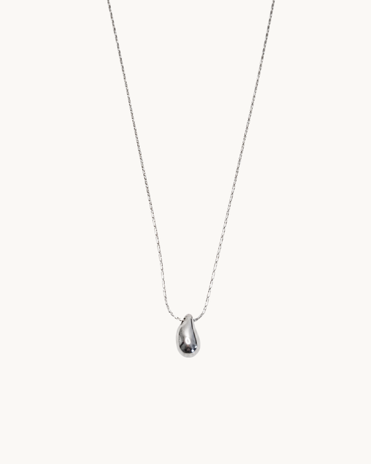 L'Étincelle Argenté — Collier pendentif goutte argentée en acier inoxydable | Maison Orynn