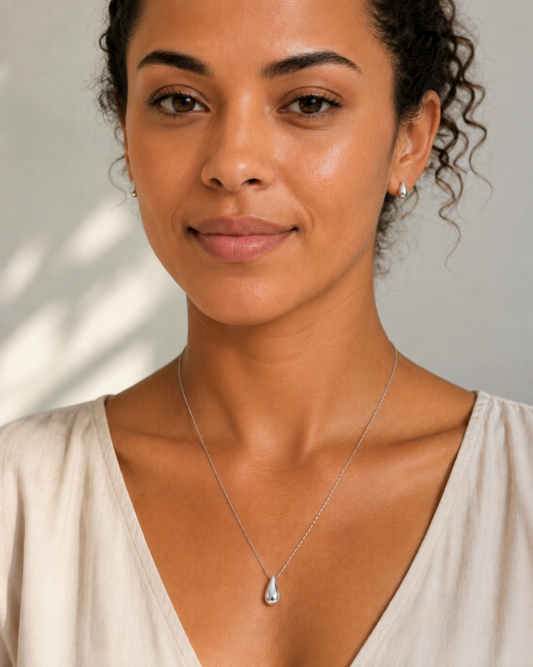 L'Étincelle Argenté — Collier pendentif goutte argentée en acier inoxydable | Maison Orynn
