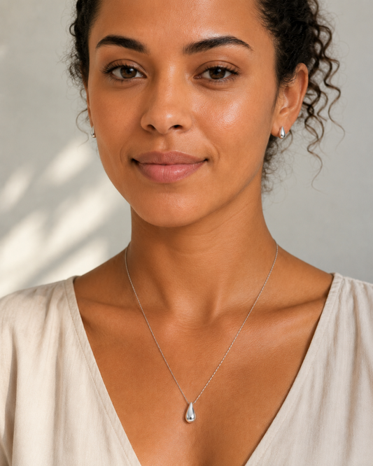L'Étincelle Argenté — Collier pendentif goutte argentée en acier inoxydable | Maison Orynn