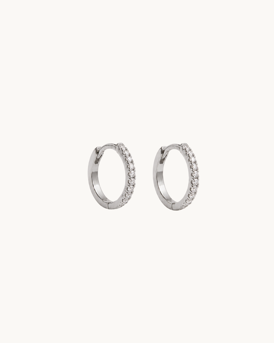 La Boucle Aurore Argenté — Boucles d'oreilles demi-anneau pavé cristaux argentées en argent 925 | Maison Orynn