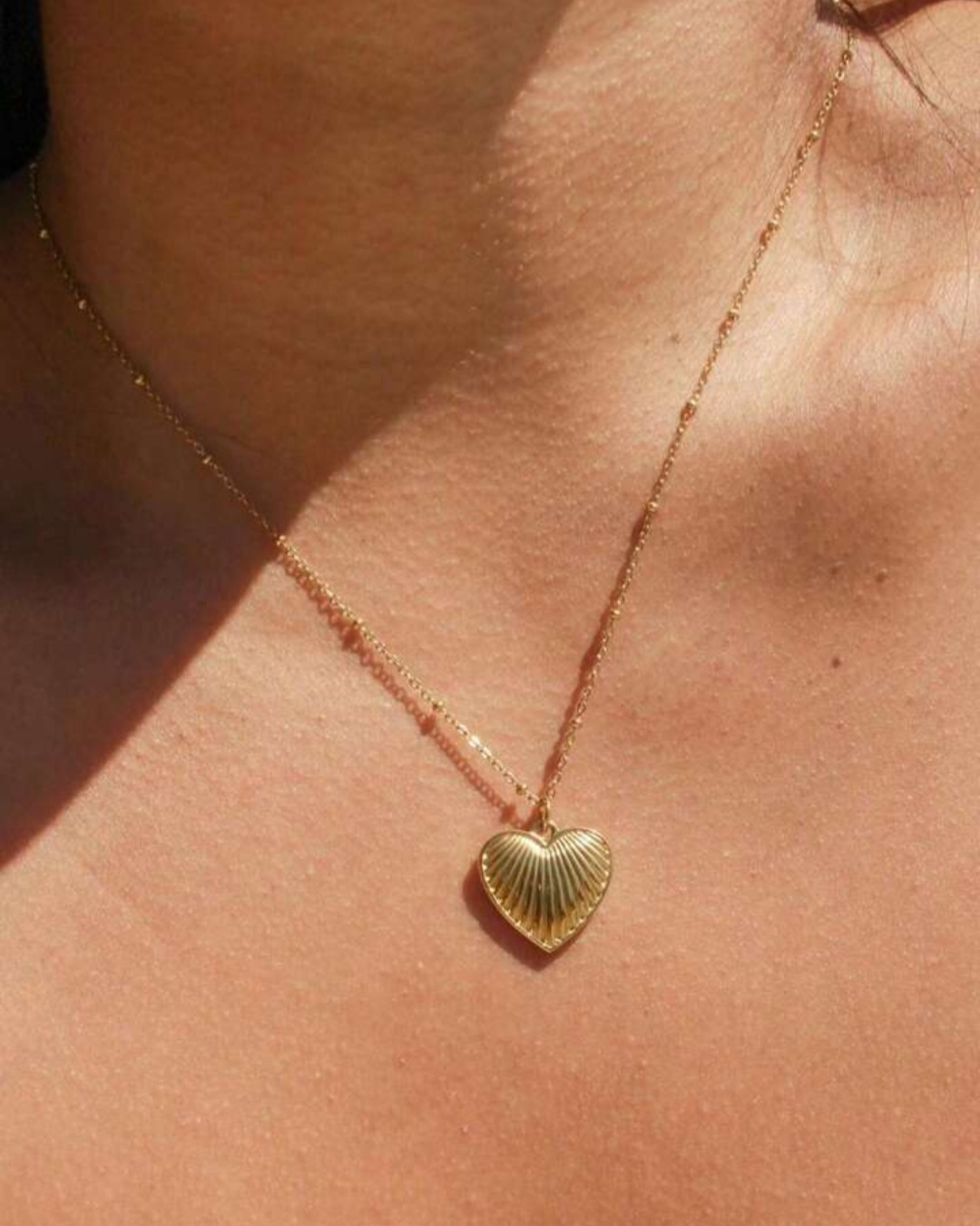 Le Solstice — Collier pendentif cœur rayons dorés en acier inoxydable | Maison Orynn